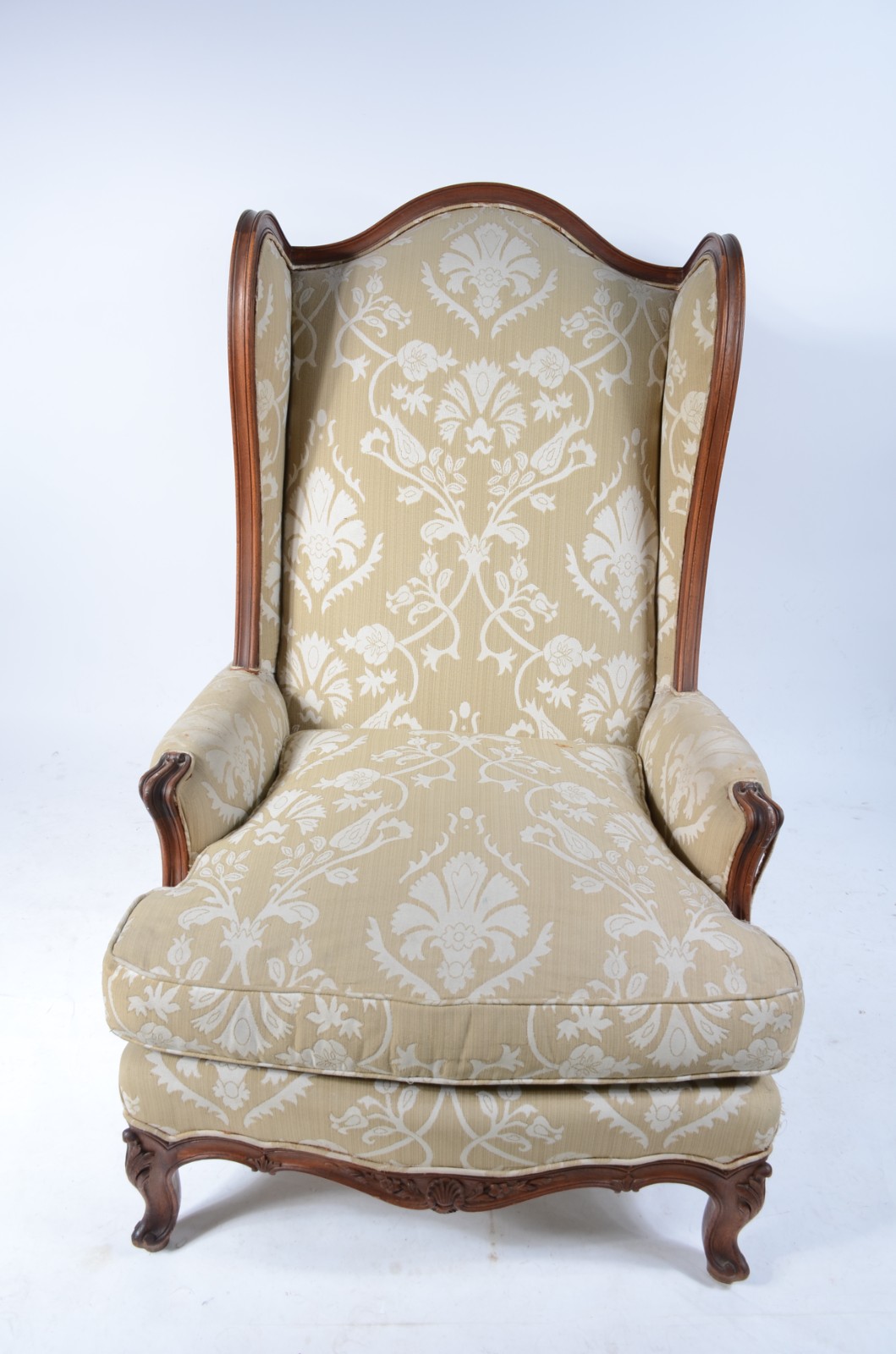Poltrona bergere de madeira nobre estofada e forrada com tecido floral - foto 3 de 9