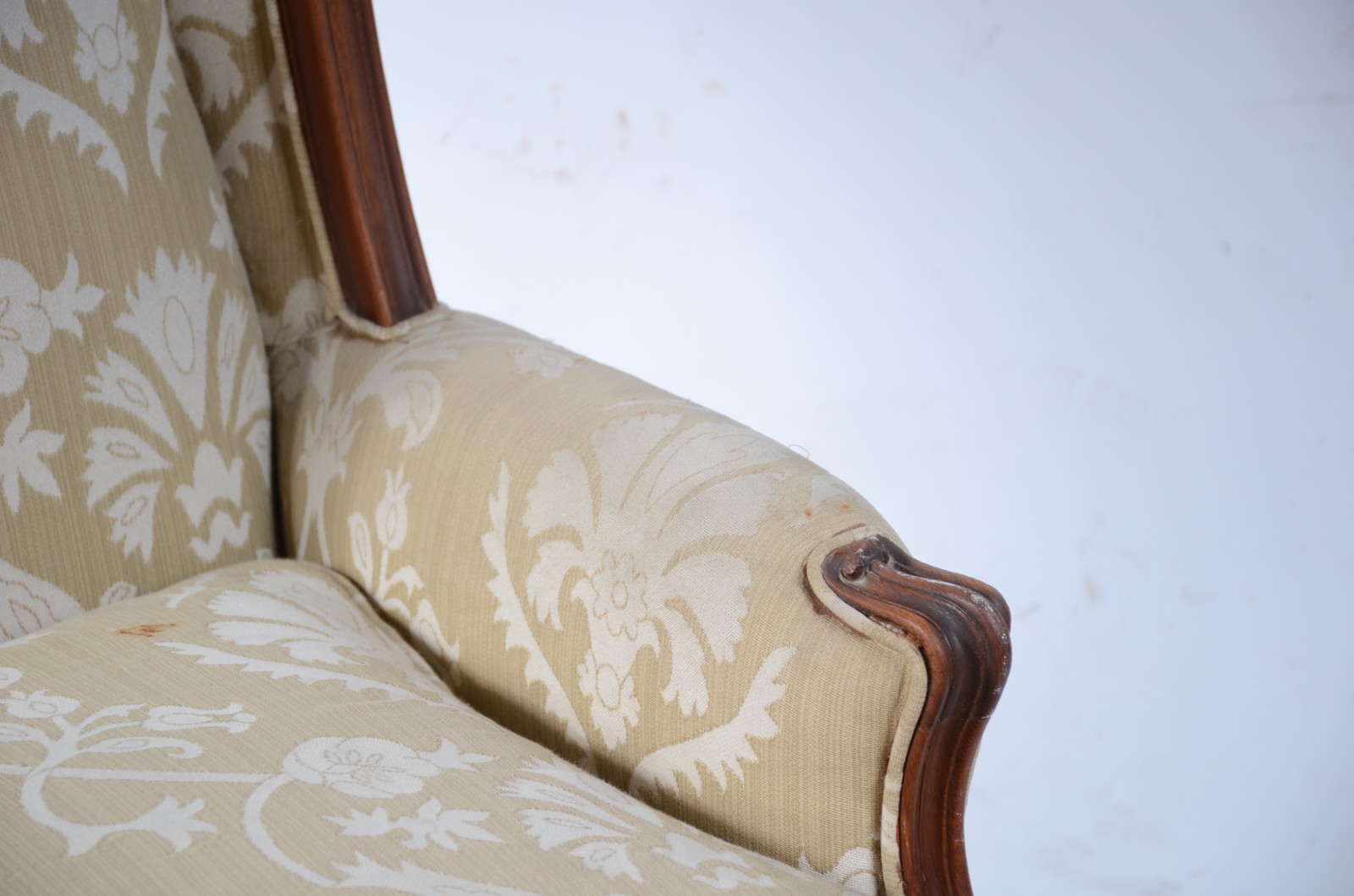 Poltrona bergere de madeira nobre estofada e forrada com tecido floral - foto 2 de 9