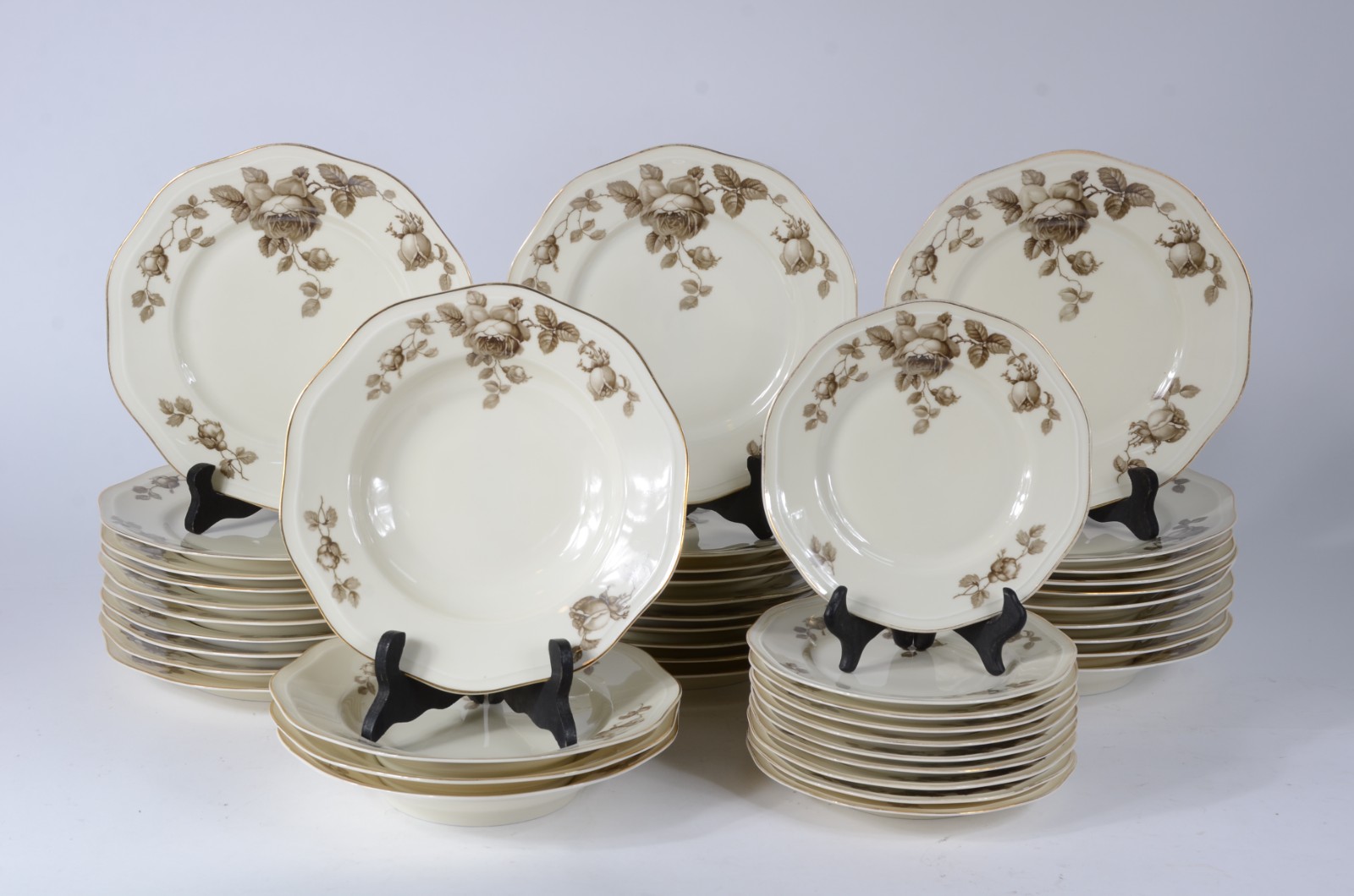 Aparelho de chá e jantar de porcelana tcheca, cor creme com flores em... - foto 2 de 10
