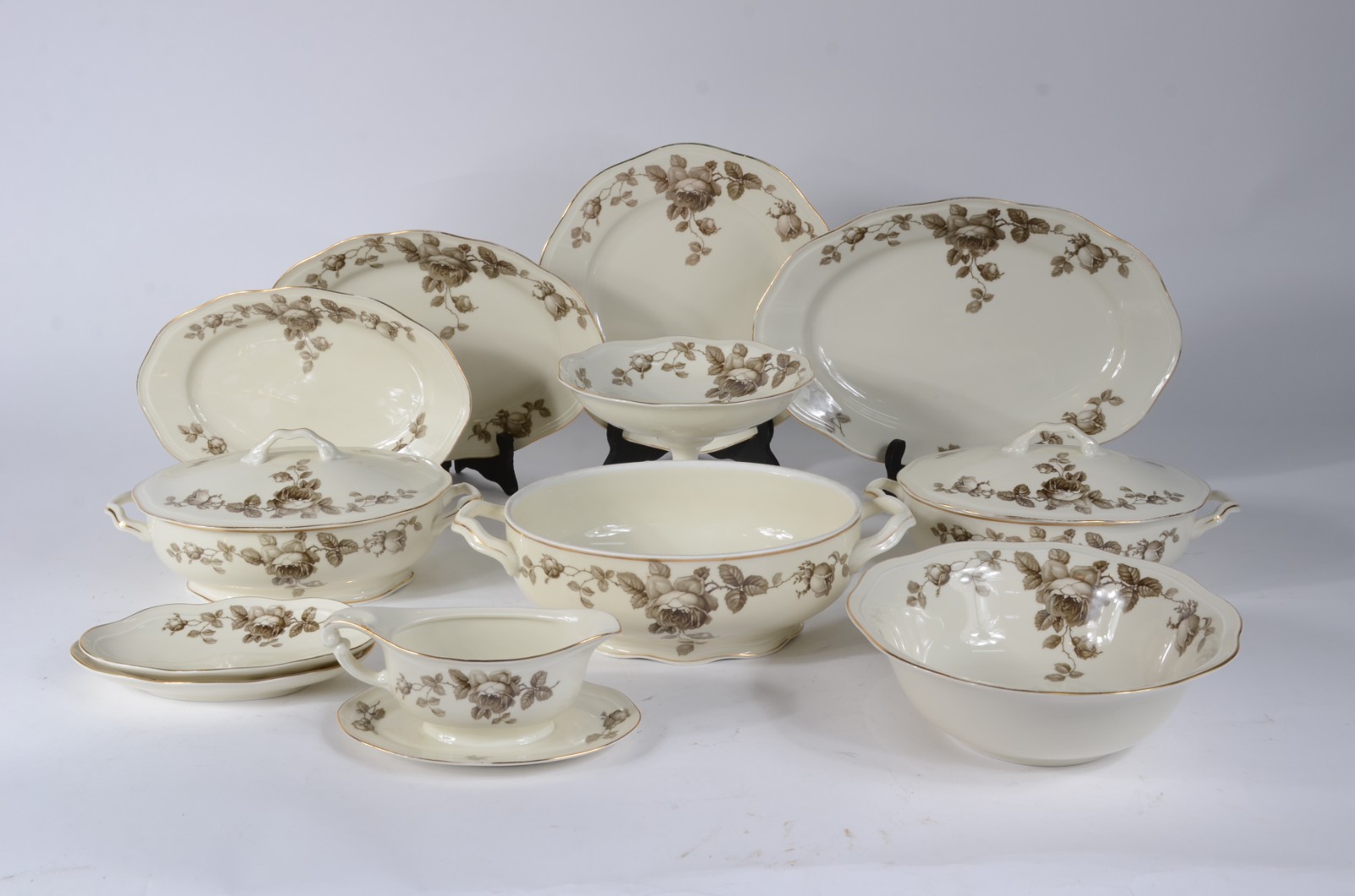 Aparelho de chá e jantar de porcelana tcheca, cor creme com flores em... - foto 3 de 10