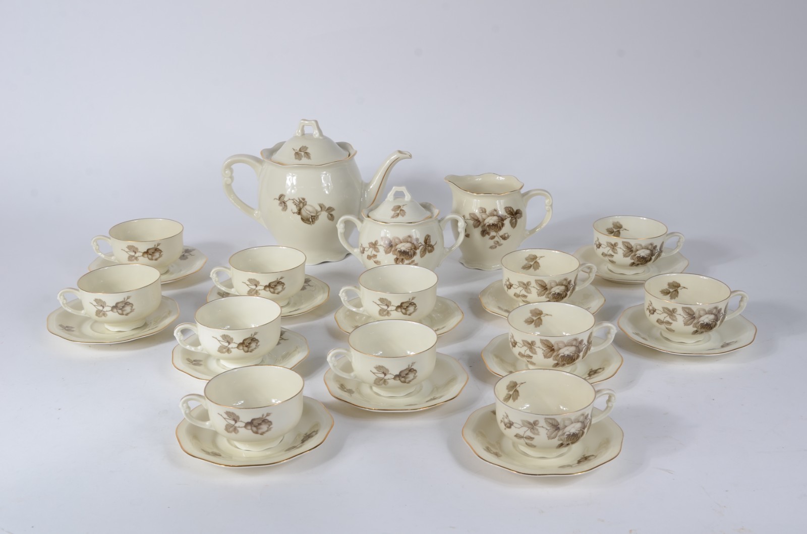 Aparelho de chá e jantar de porcelana tcheca, cor creme com flores em... - foto 4 de 10