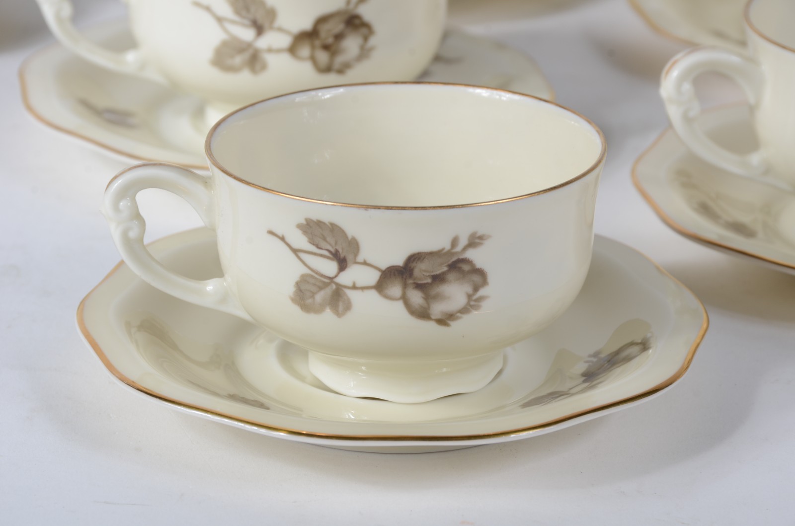 Aparelho de chá e jantar de porcelana tcheca, cor creme com flores em... - foto 5 de 10