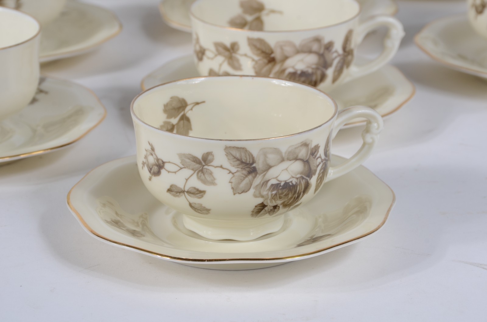 Aparelho de chá e jantar de porcelana tcheca, cor creme com flores em... - foto 6 de 10