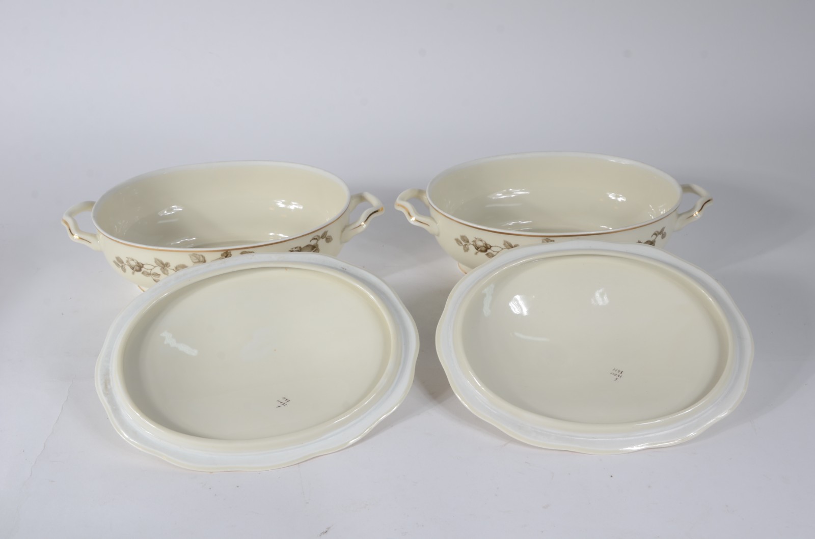 Aparelho de chá e jantar de porcelana tcheca, cor creme com flores em... - foto 9 de 10