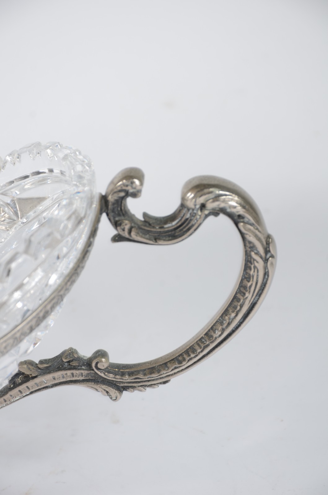 Fruteira de cristal lapidado feitio navete, guarnição de metal... - foto 4 de 7