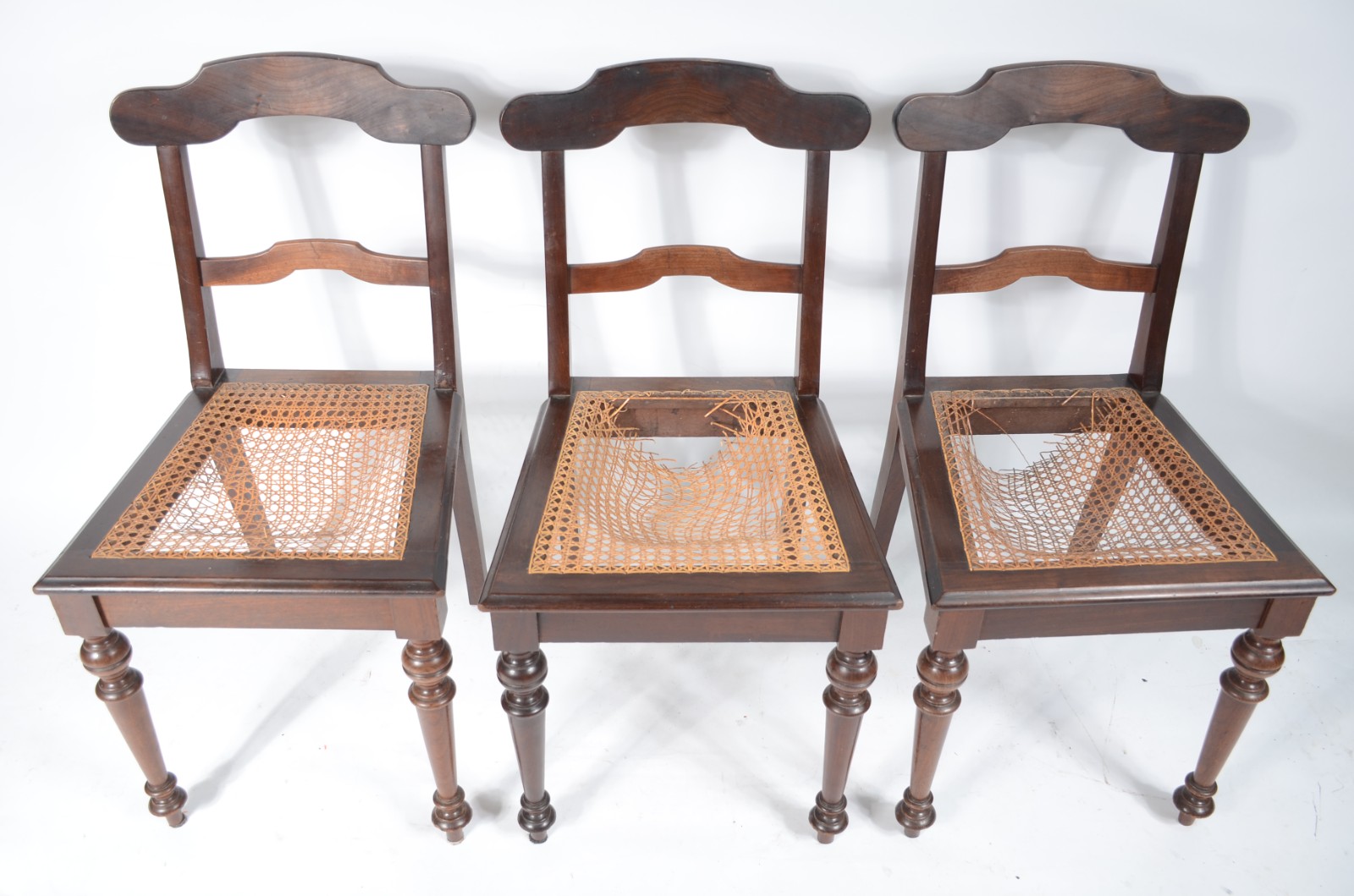Conjunto com 6 antigas cadeiras para sala de jantar, encostos com... - foto 8 de 10