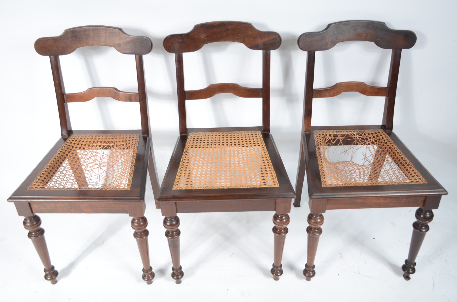 Conjunto com 6 antigas cadeiras para sala de jantar, encostos com... - foto 10 de 10