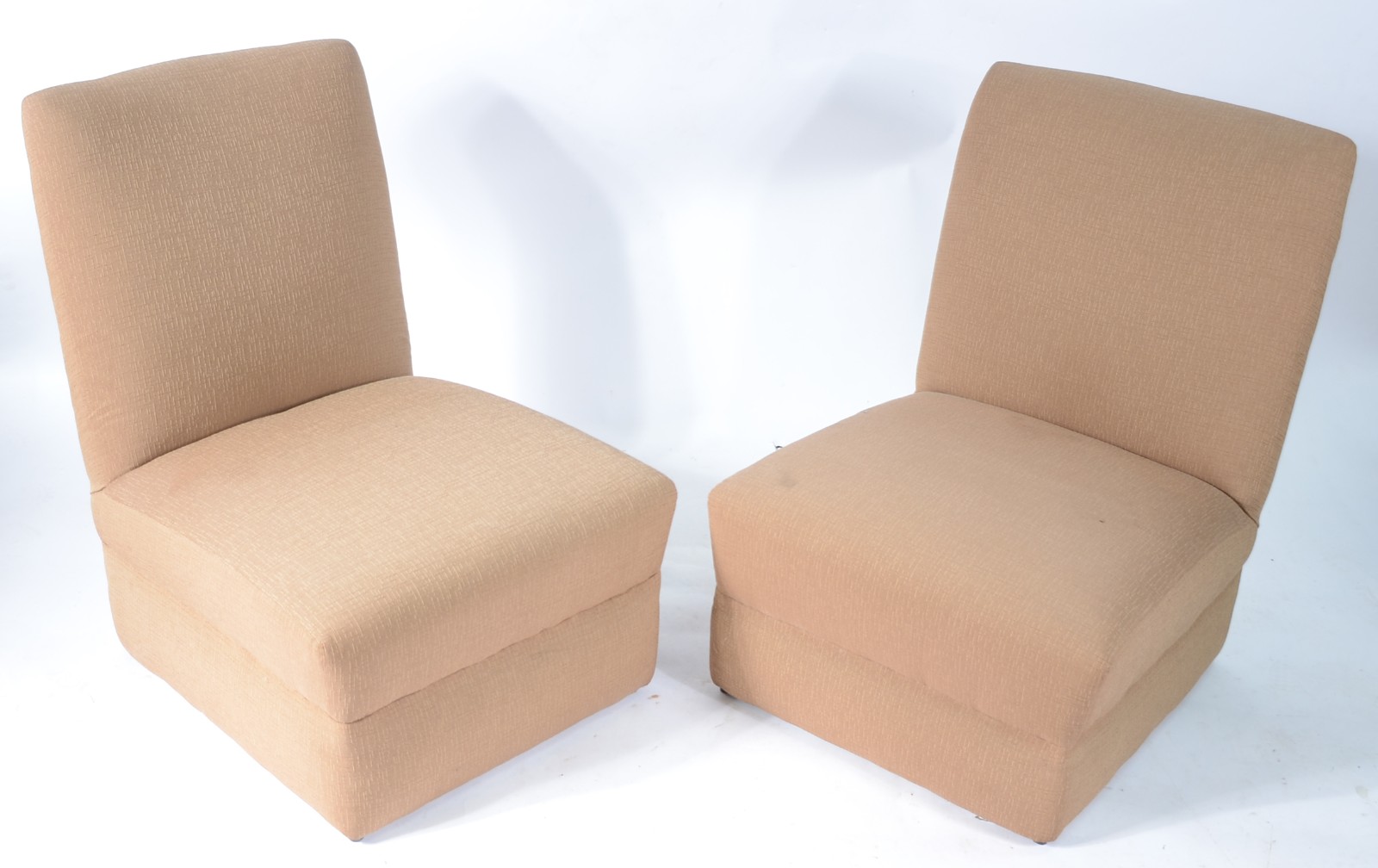 Par de poltronas estofadas e forradas com tecido na cor bege... - foto 1 de 3
