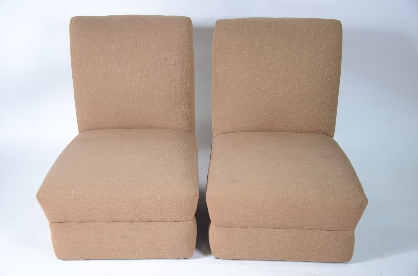 Par de poltronas estofadas e forradas com tecido na cor bege... - foto 2 de 3