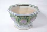Cachepot de porcelana oriental feitio oitavado,... - Cachepot de porcelana oriental feitio oitavado, fundo branco com flores e folhagens em policromia. Desgastes.