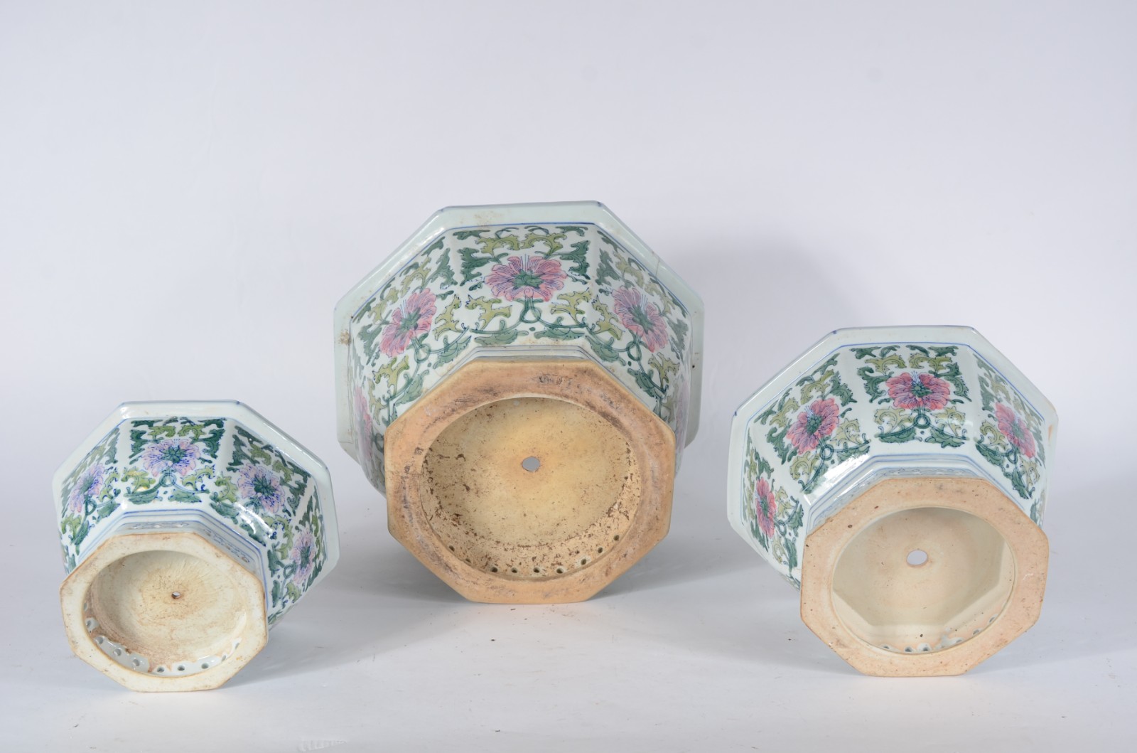 Conjunto com 3 cachepots de porcelana oriental feitio oitavado, fundo... - foto 7 de 7