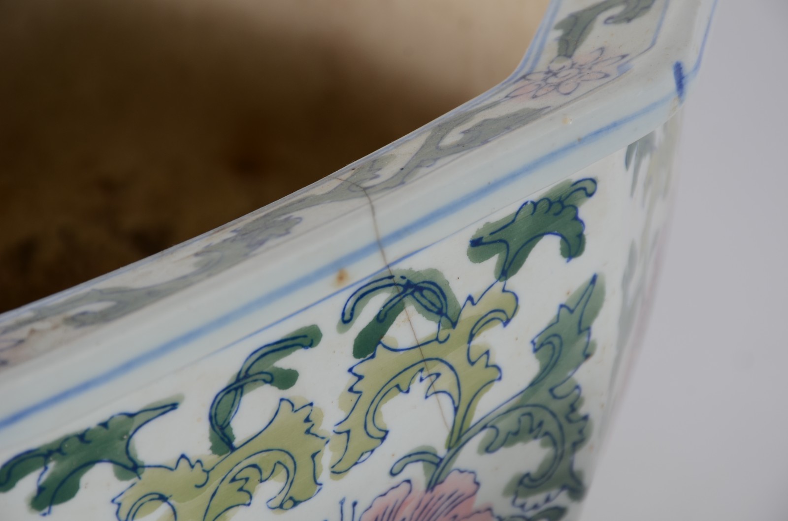 Conjunto com 3 cachepots de porcelana oriental feitio oitavado, fundo... - foto 4 de 7