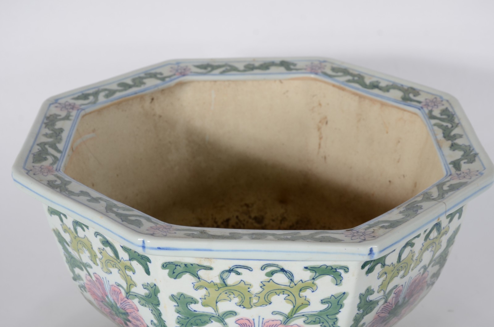 Conjunto com 3 cachepots de porcelana oriental feitio oitavado, fundo... - foto 5 de 7
