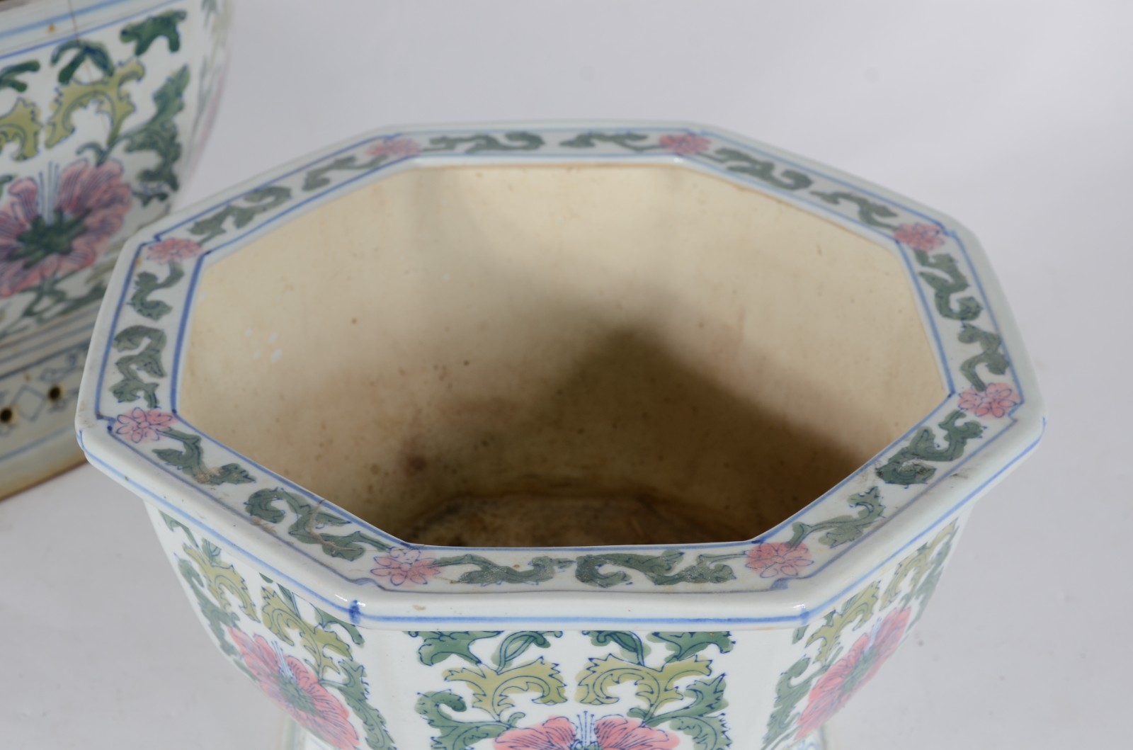 Conjunto com 3 cachepots de porcelana oriental feitio oitavado, fundo... - foto 3 de 7