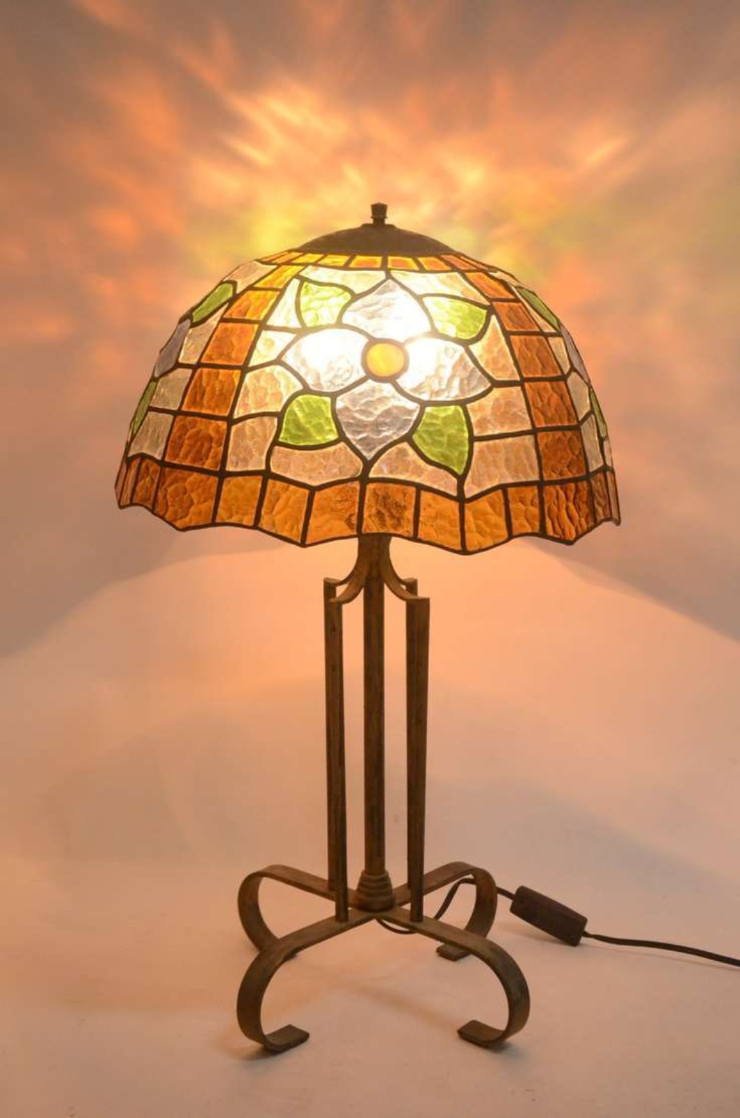 Abatjout estilo Tiffanys com base de metal, cúpula em placas de vidro... - foto 1 de 3