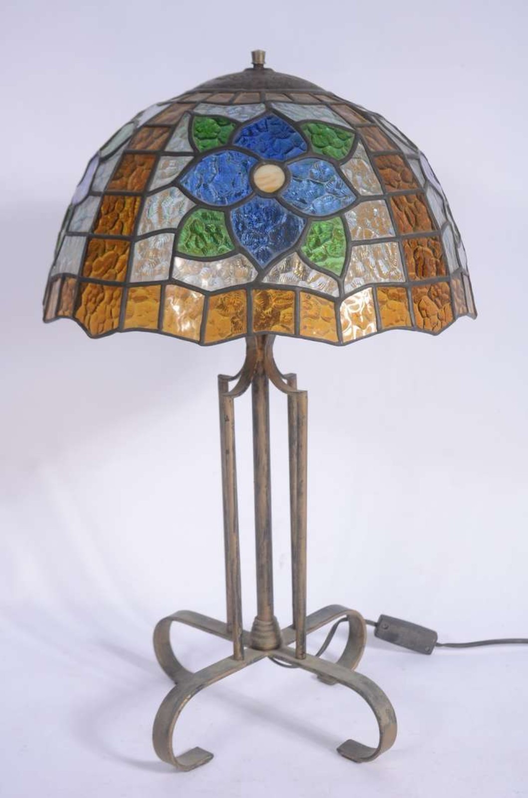 Abatjout estilo Tiffanys com base de metal, cúpula em placas de vidro... - foto 2 de 3