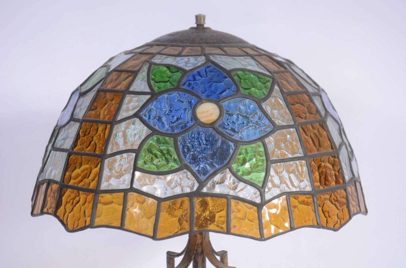 Abatjout estilo Tiffanys com base de metal, cúpula em placas de vidro... - foto 3 de 3