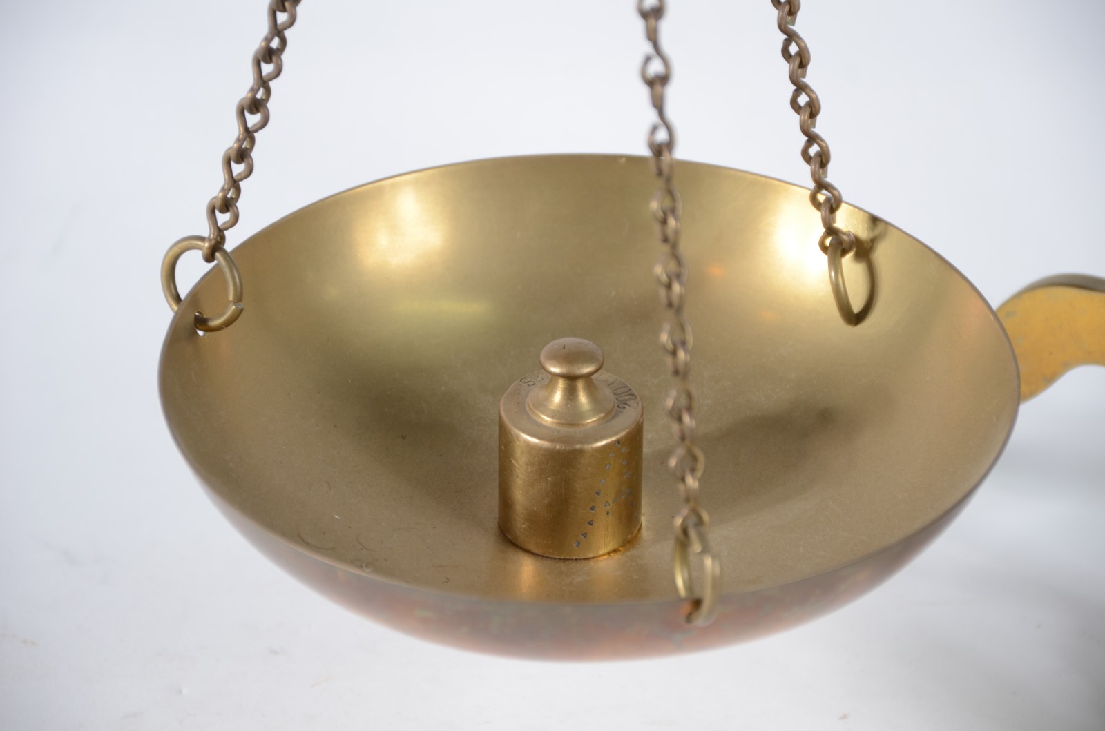 Balança inglesa em metal dourado, acompanham 2 pratos e 2 pesos. - foto 4 de 11