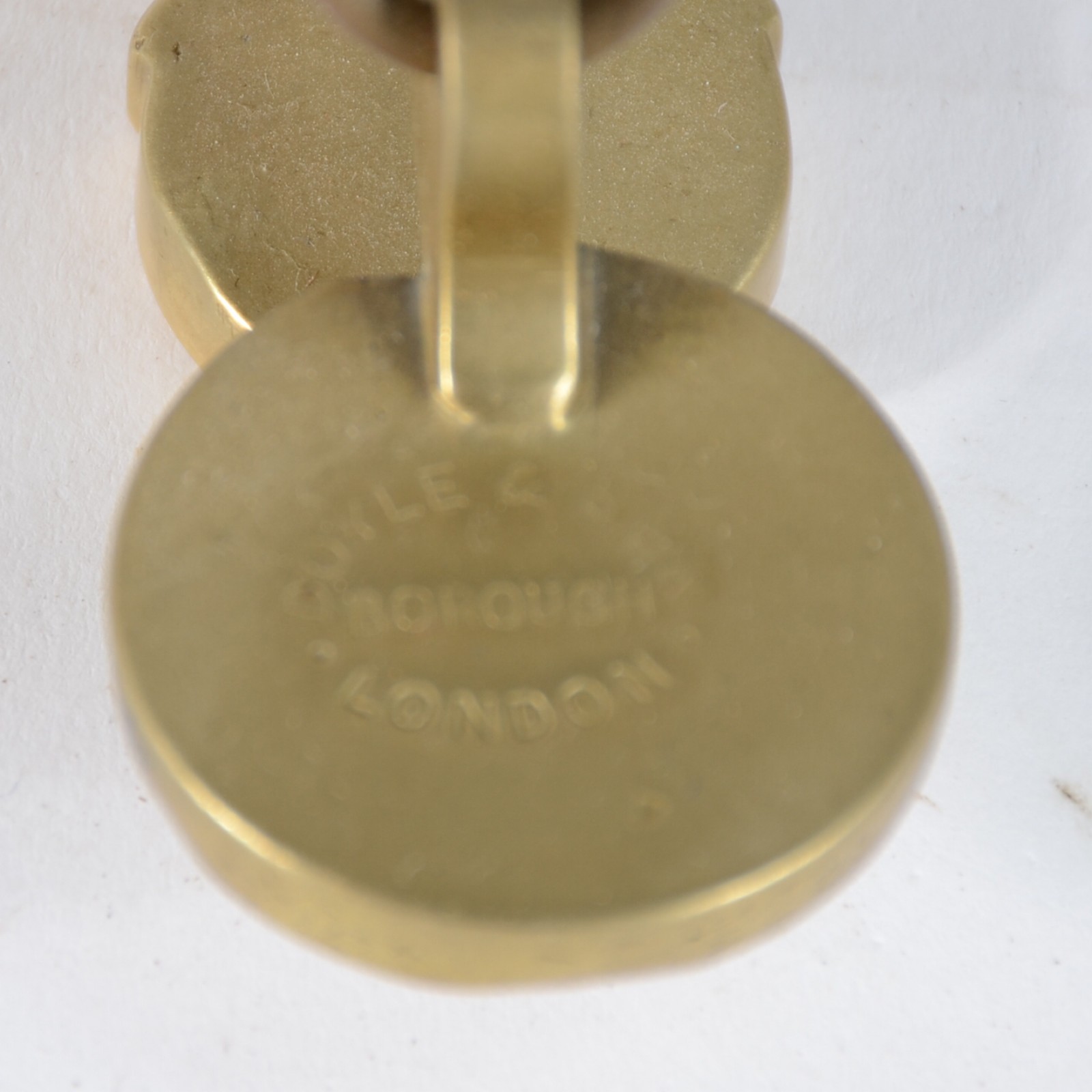 Balança inglesa em metal dourado, acompanham 2 pratos e 2 pesos. - foto 9 de 11