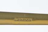 Doyle & Son,  - Balança inglesa em metal dourado, acompanham 2 pratos e 2 pesos.