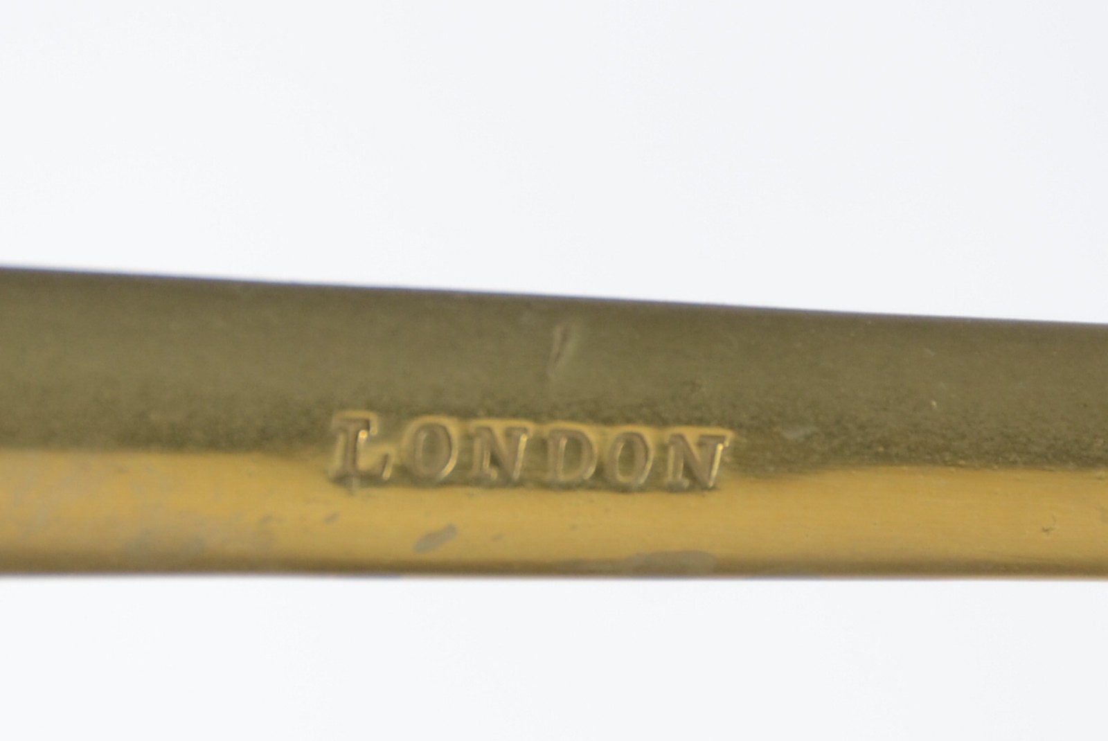 Balança inglesa em metal dourado, acompanham 2 pratos e 2 pesos. - foto 10 de 11