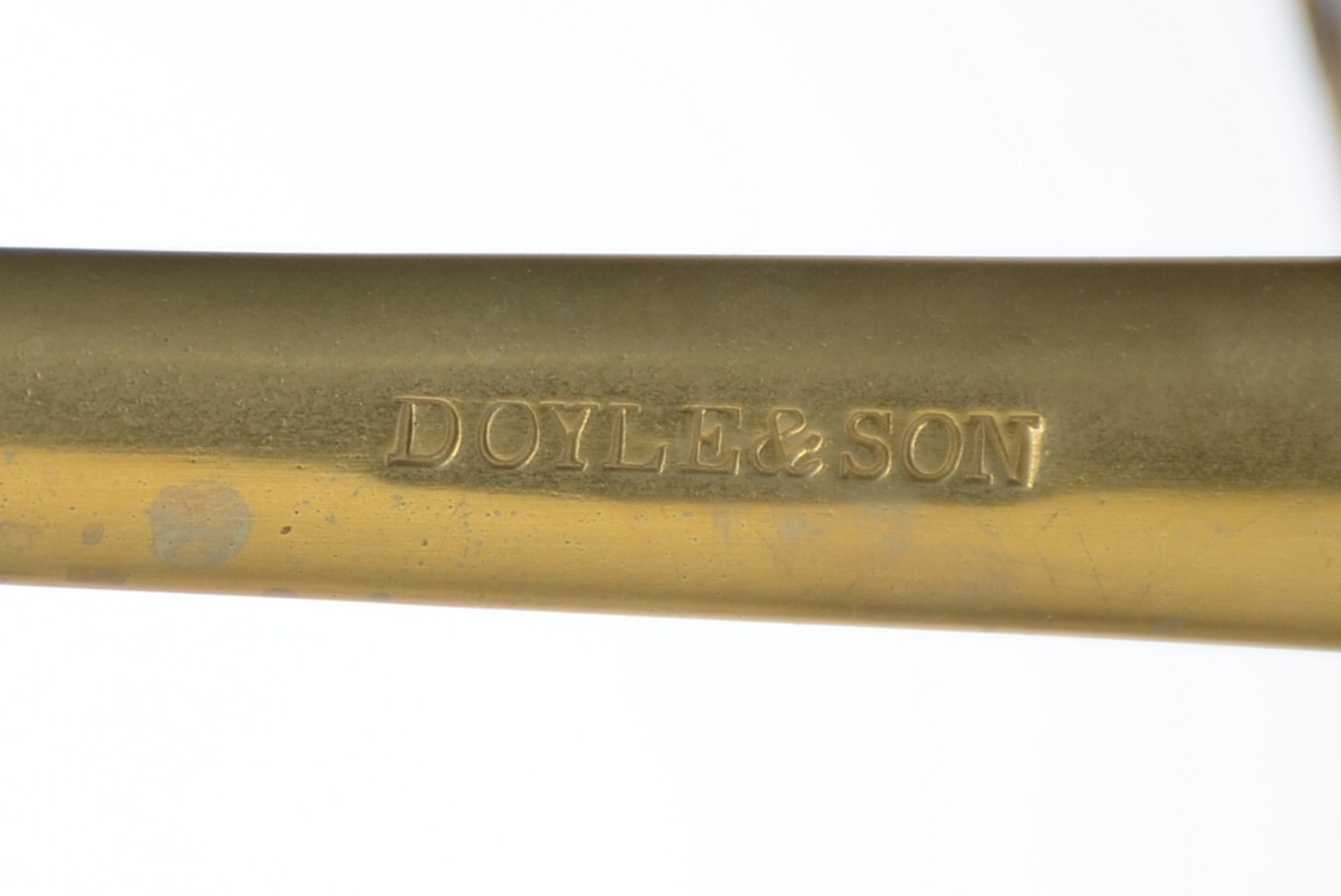 Balança inglesa em metal dourado, acompanham 2 pratos e 2 pesos. - foto 11 de 11