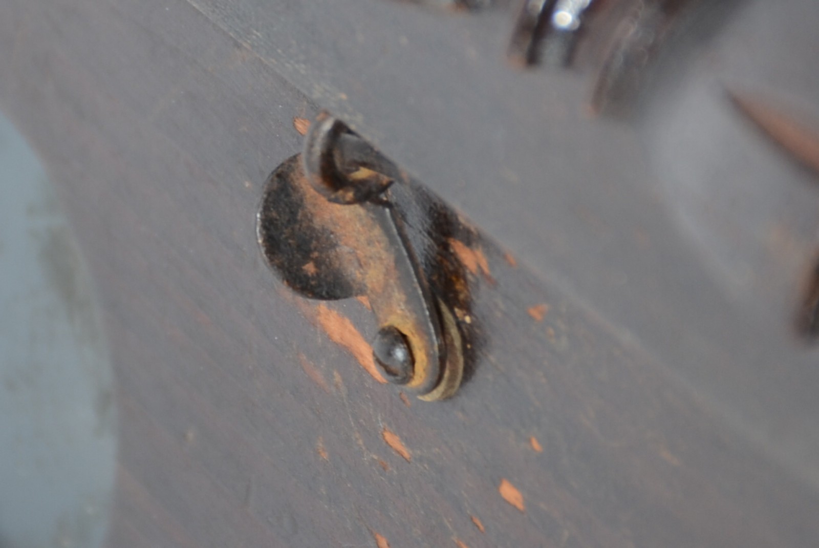 Relógio de parede com caixa de madeira, detalhes torneados. Faltando... - foto 9 de 9