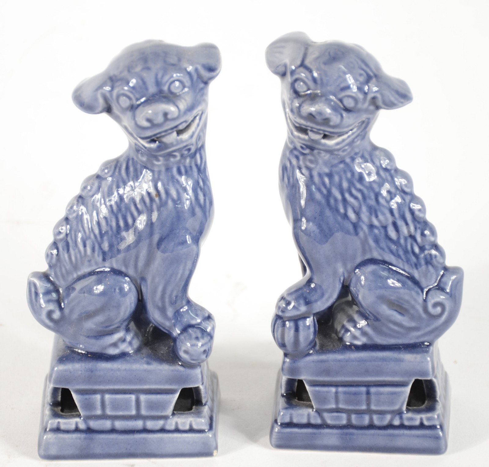 Par de estatuetas de porcelana oriental azul representando Cães de Fó. - foto 1 de 5
