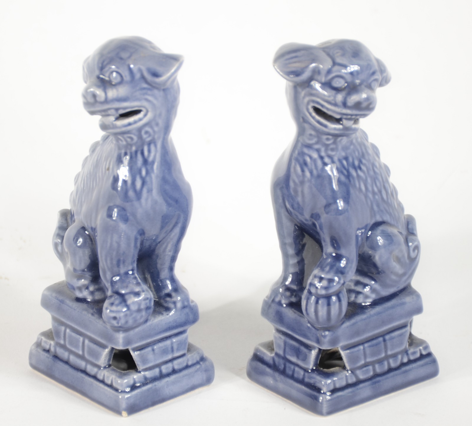 Par de estatuetas de porcelana oriental azul representando Cães de Fó. - foto 3 de 5