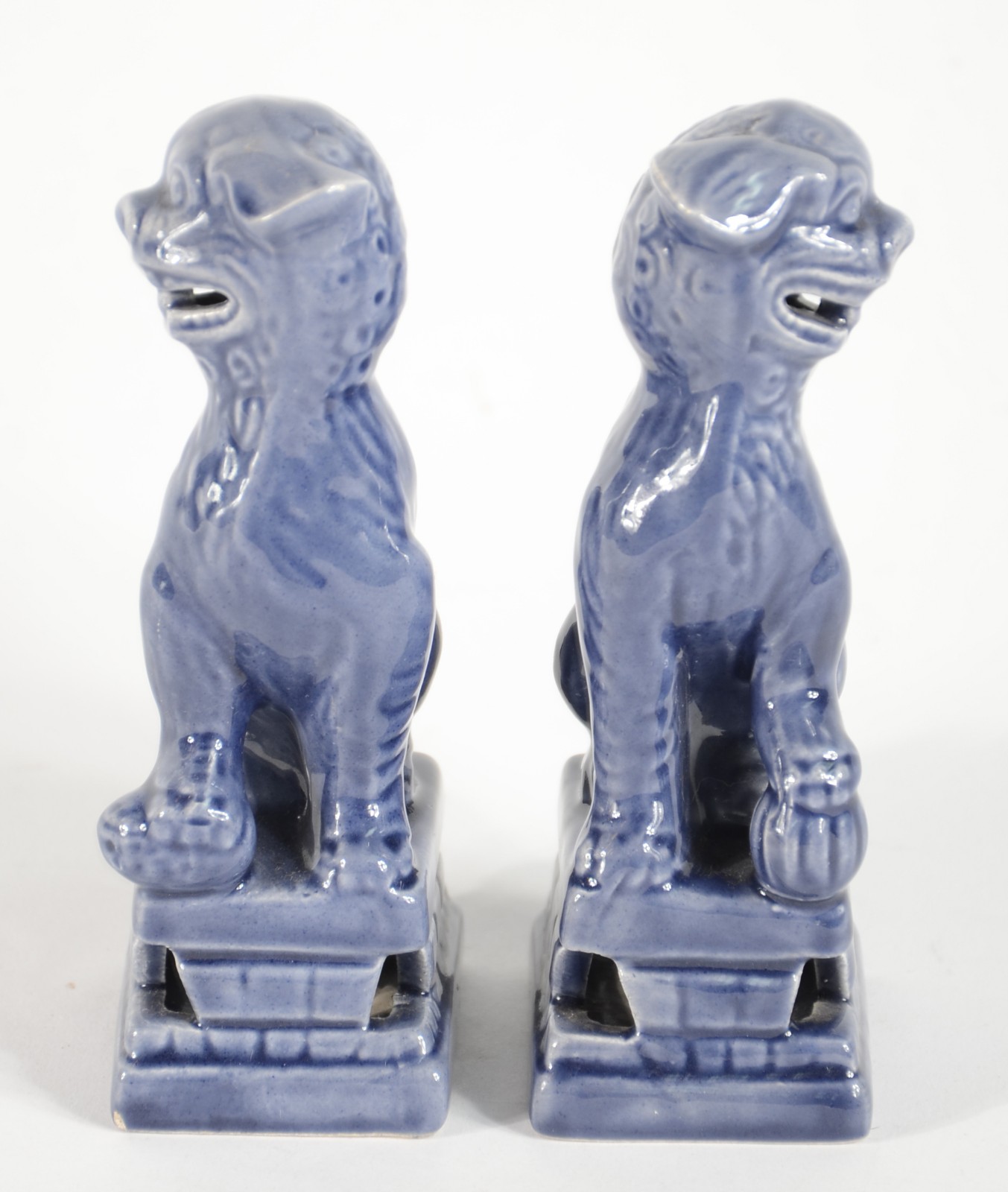 Par de estatuetas de porcelana oriental azul representando Cães de Fó. - foto 2 de 5