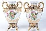 Par de vasos de porcelana decorados com flores ... - Par de vasos de porcelana decorados com flores em policromia, alças e realces dourados.