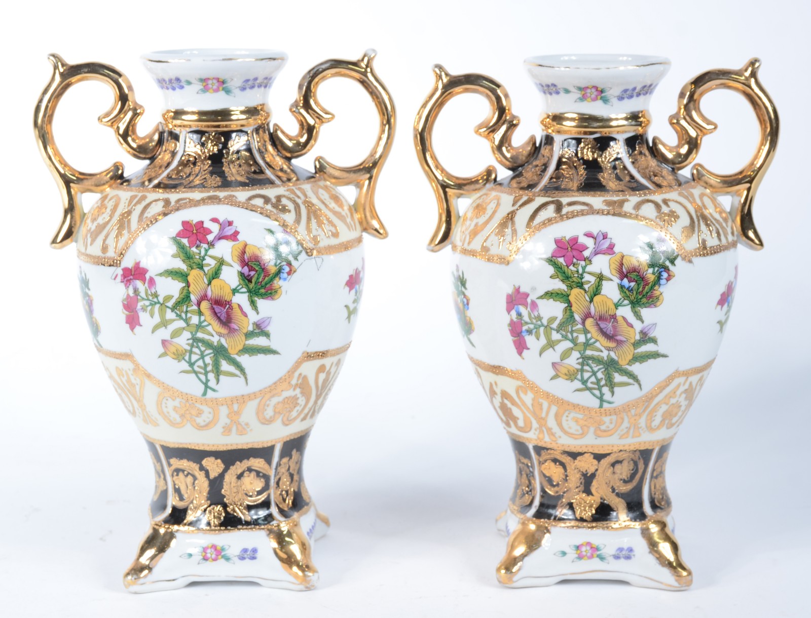 Par de vasos de porcelana decorados com flores em policromia, alças e... - foto 1 de 5