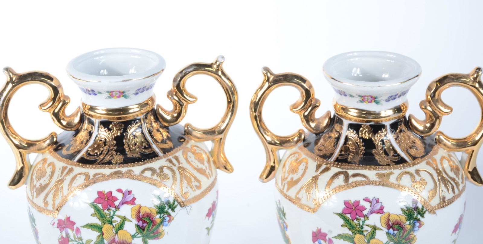 Par de vasos de porcelana decorados com flores em policromia, alças e... - foto 2 de 5