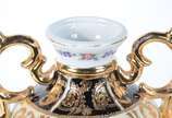 Par de vasos de porcelana decorados com flores ... - Par de vasos de porcelana decorados com flores em policromia, alças e realces dourados.
