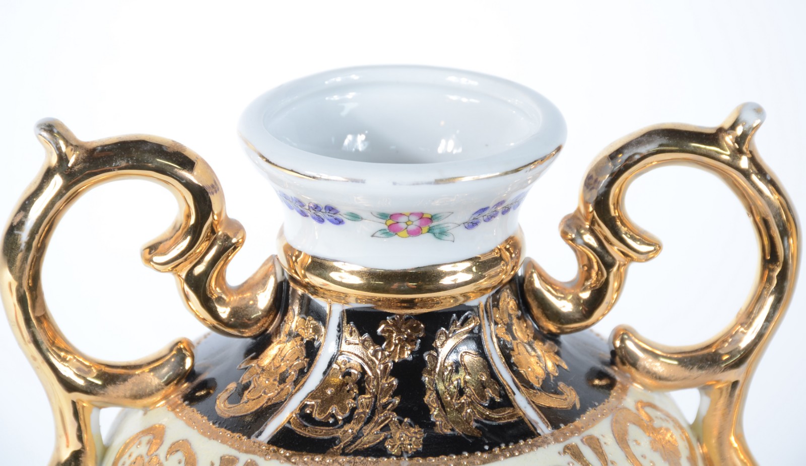 Par de vasos de porcelana decorados com flores em policromia, alças e... - foto 3 de 5