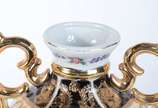 Par de vasos de porcelana decorados com flores ... - Par de vasos de porcelana decorados com flores em policromia, alças e realces dourados.