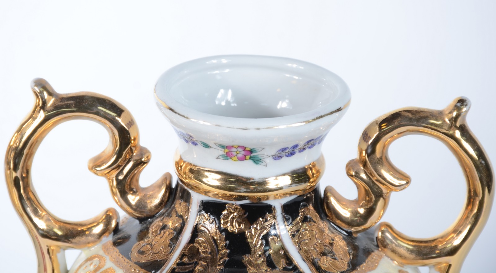 Par de vasos de porcelana decorados com flores em policromia, alças e... - foto 4 de 5