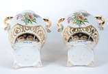 Par de vasos de porcelana decorados com flores ... - Par de vasos de porcelana decorados com flores em policromia, alças e realces dourados.