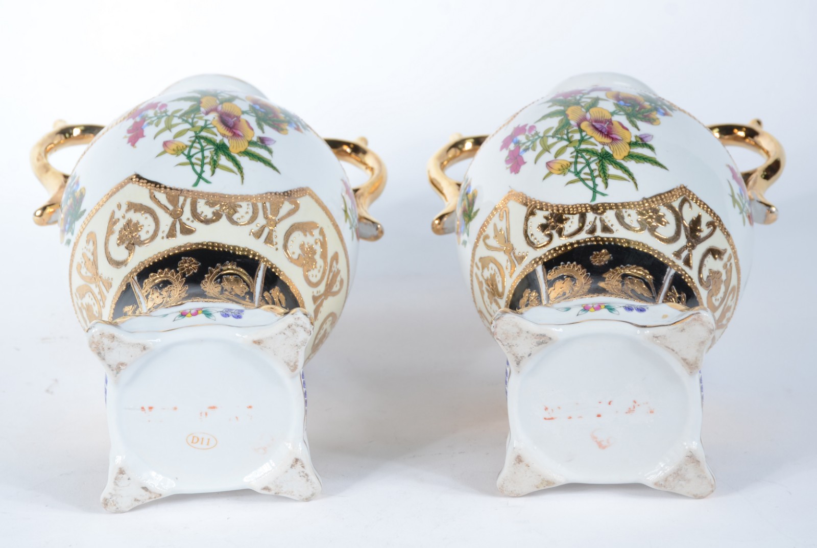 Par de vasos de porcelana decorados com flores em policromia, alças e... - foto 5 de 5