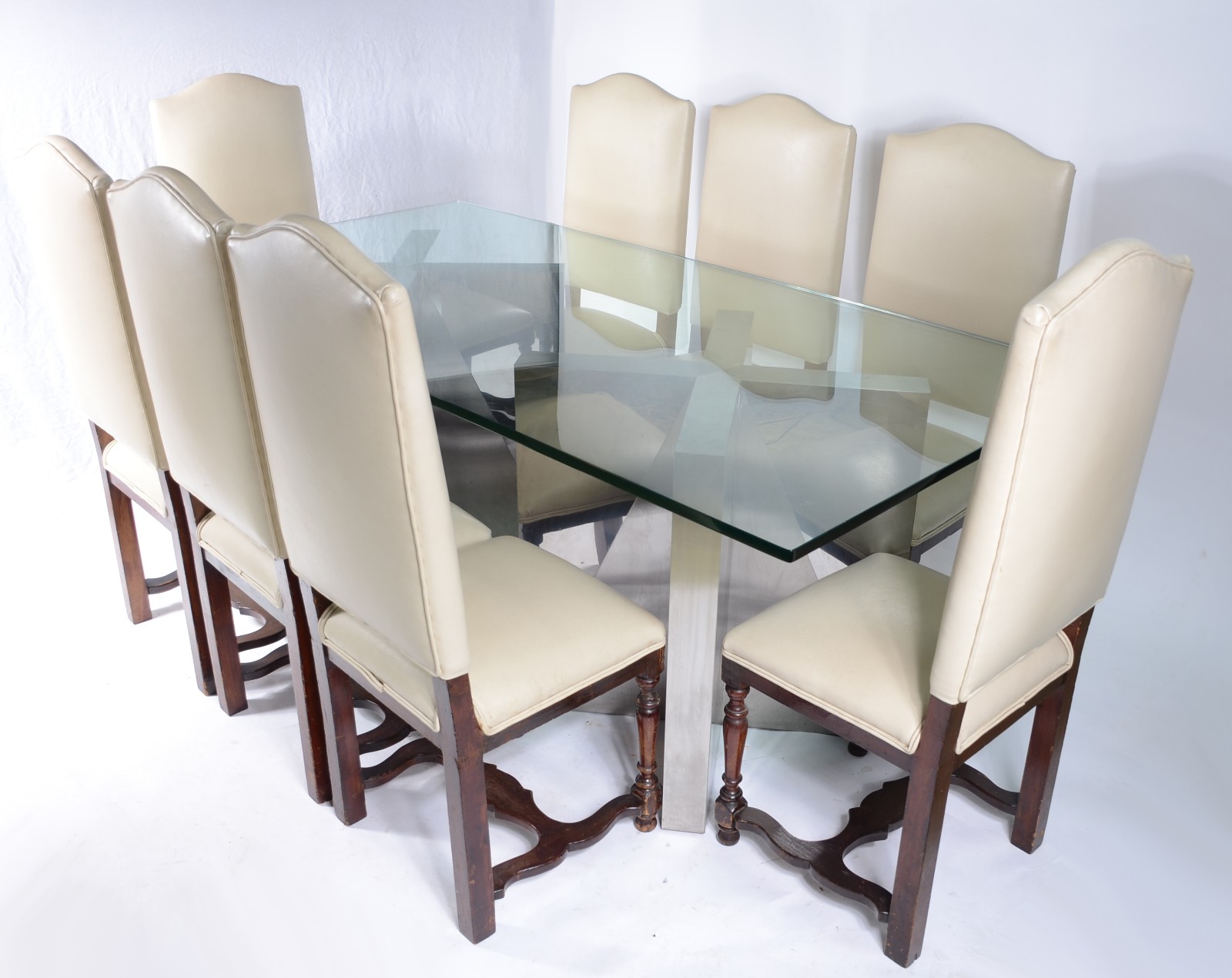 Mesa de jantar com tampo de vidro, apoio em duas bases de madeira... - foto 1 de 11