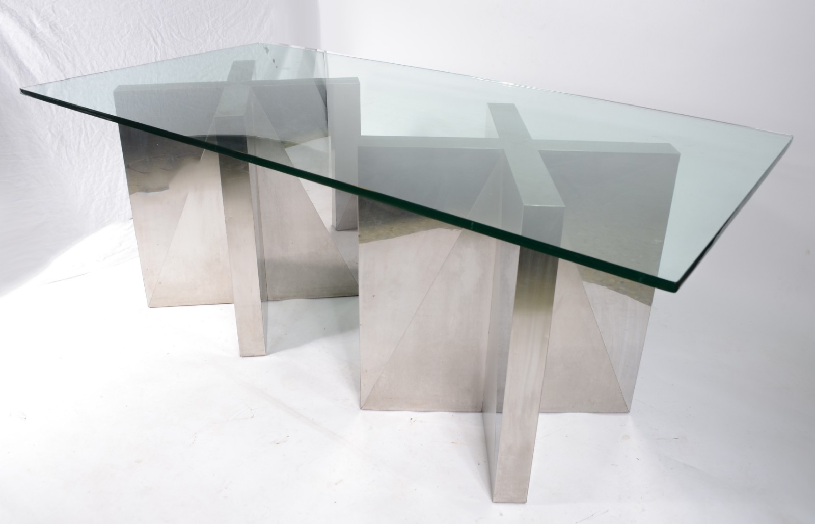 Mesa de jantar com tampo de vidro, apoio em duas bases de madeira... - foto 2 de 11