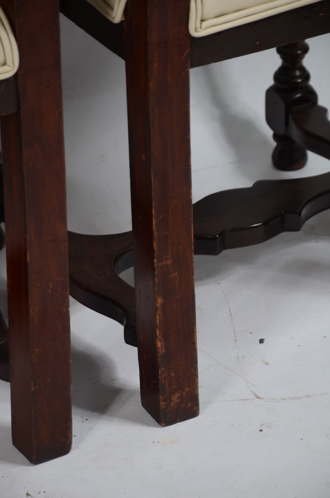 Mesa de jantar com tampo de vidro, apoio em duas bases de madeira... - foto 9 de 11