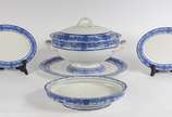 Diversas peças de faiança inglesa Royal Worcest... - Diversas peças de faiança inglesa Royal Worcester, sendo: Sopeira com presentoir e tres travessas decoradas com grega azul. Total 5 peças.