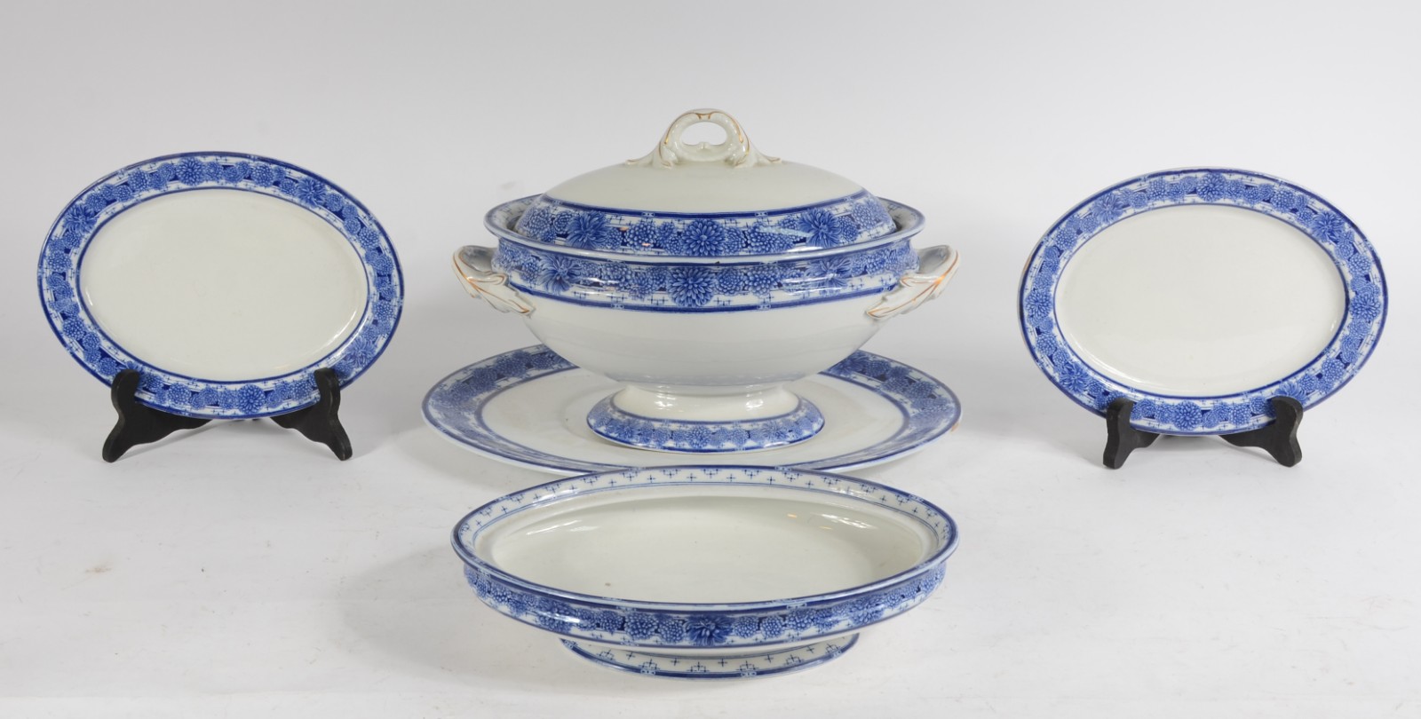 Diversas peças de faiança inglesa Royal Worcester, sendo: Sopeira com... - foto 1 de 7