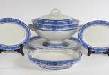 Diversas peças de faiança inglesa Royal Worcest... - Diversas peças de faiança inglesa Royal Worcester, sendo: Sopeira com presentoir e tres travessas decoradas com grega azul. Total 5 peças.