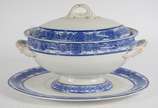 Diversas peças de faiança inglesa Royal Worcest... - Diversas peças de faiança inglesa Royal Worcester, sendo: Sopeira com presentoir e tres travessas decoradas com grega azul. Total 5 peças.