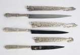 Três facas com bainhas de metal prateado. Desga... - Três facas com bainhas de metal prateado. Desgastes.