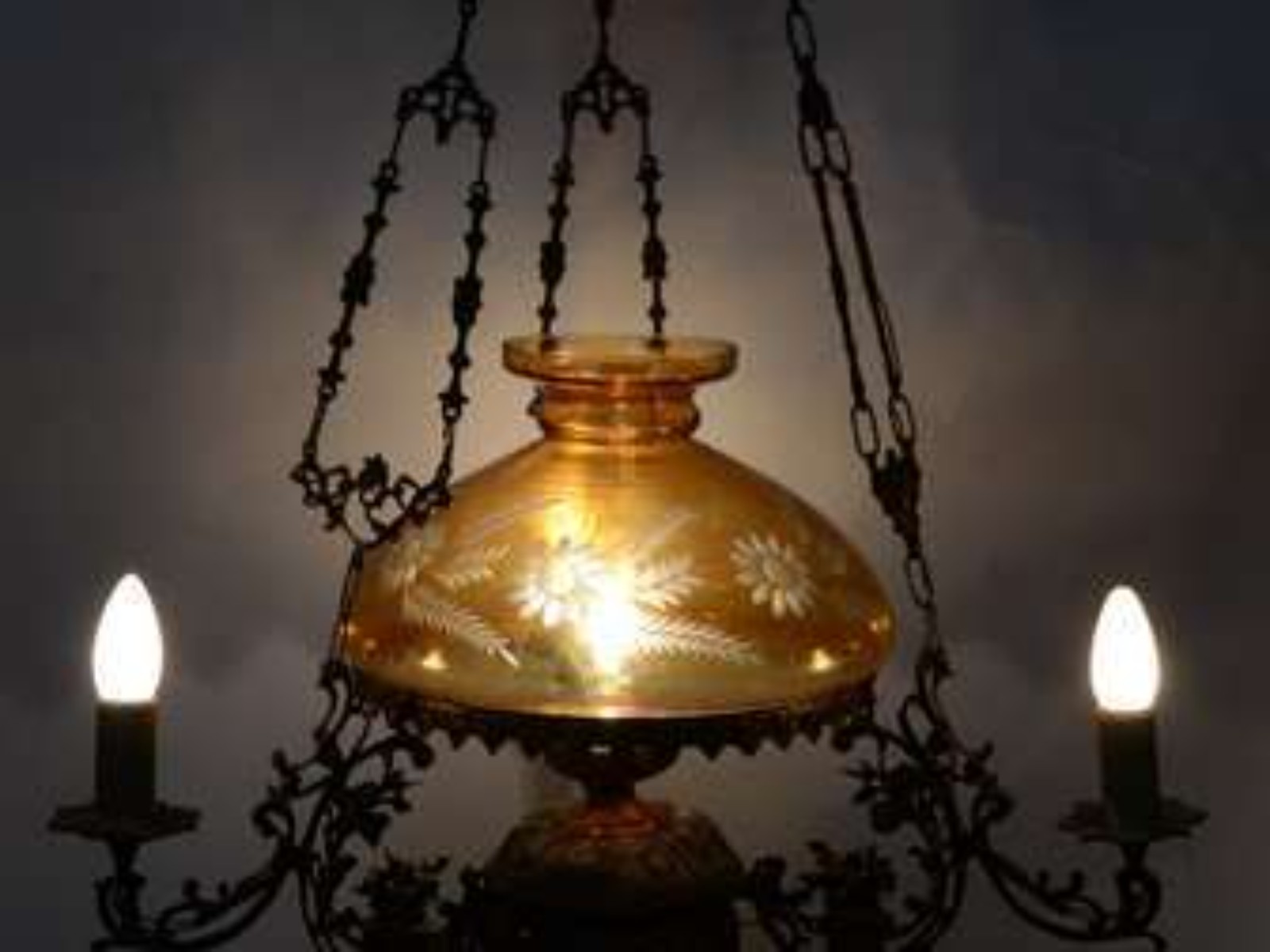 Lustre de metal dourado, tres braços, bojo trabalhado com vazados... - foto 2 de 5