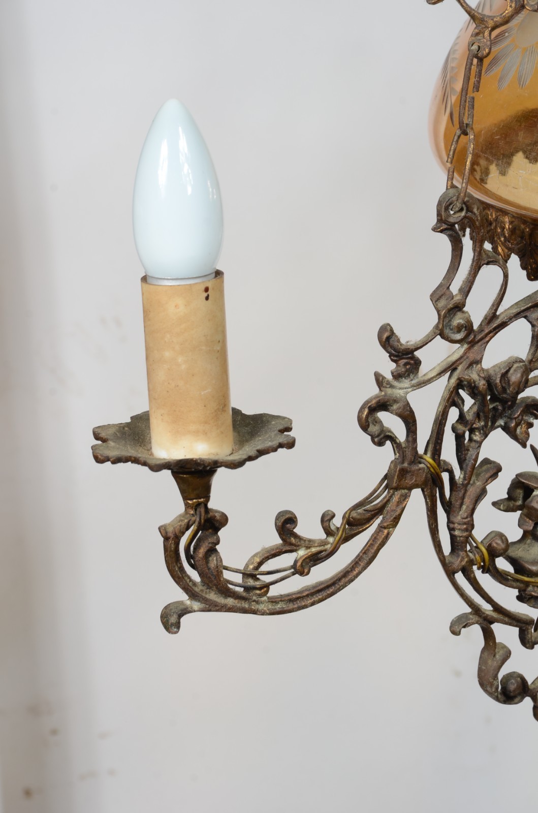 Lustre de metal dourado, tres braços, bojo trabalhado com vazados... - foto 4 de 5