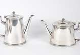 Baixela para chá e café de metal prateado, comp... - Baixela para chá e café de metal prateado, composto de 2 bules, leiteira e açucareiro. Acompanham bandeja e farinheira em outra decoração. Total...